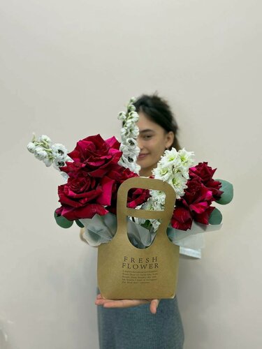 Изображение товара Букет живых цветов NURA FLOWERS французские розы 5, дельфиниум 4 в сумке