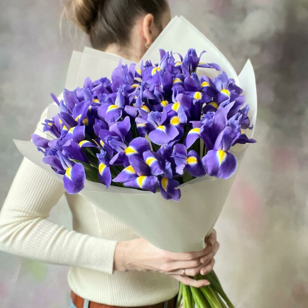 Букет из нежных весенних ирисов для вашей любимой мамы коллеги девушке. Стильная классика в современной упаковке.