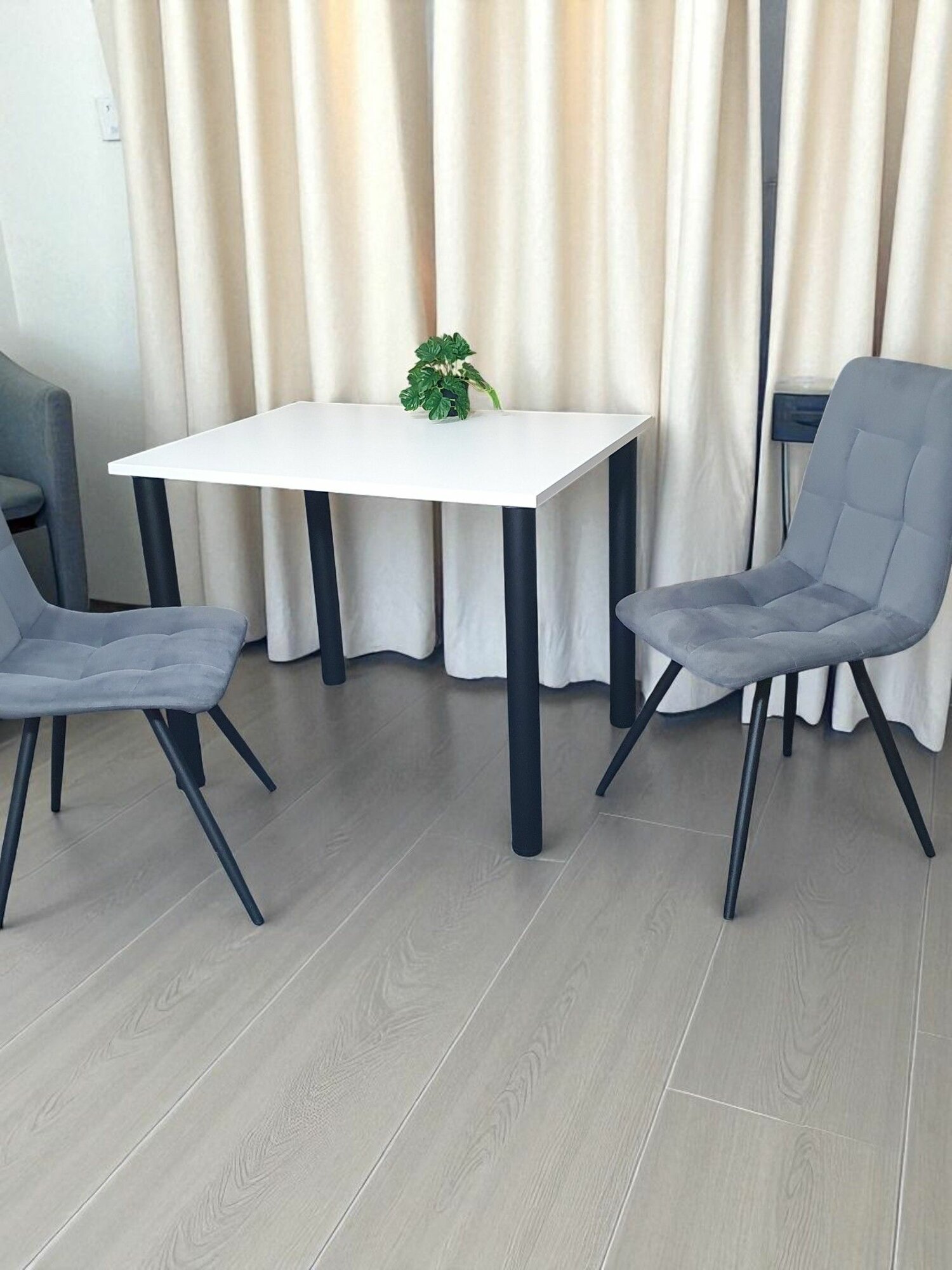 Стол обеденный/ цвет Белый, 90*70 см. Ножки черные.