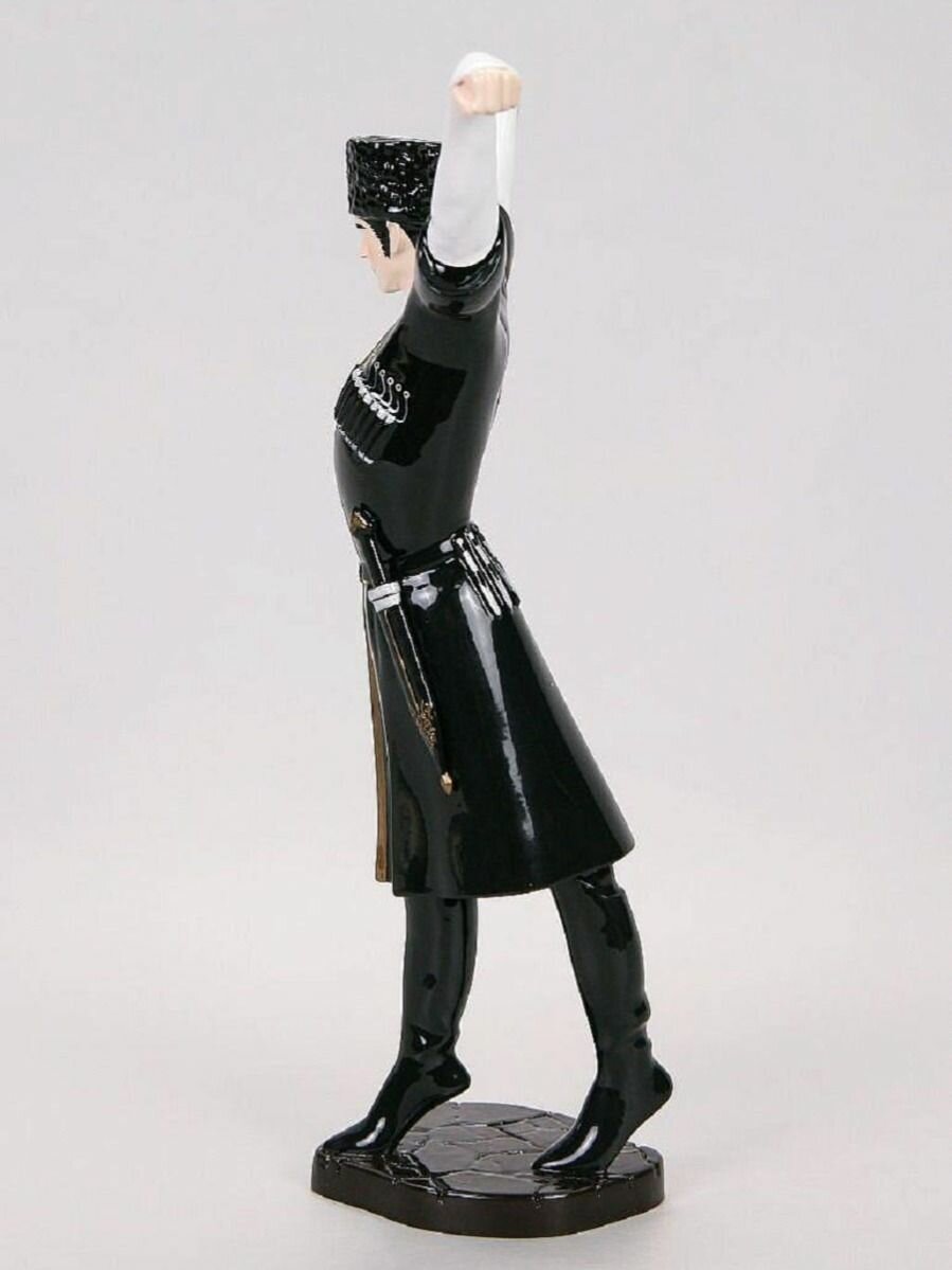 Статуэтка Джигит в черном "Вернисаж истории" (26 см, цвет ручная роспись) — фото 1