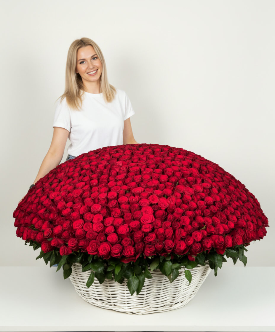 1001 крупная бордовая импортная Роза с крупным бутоном в плетеной корзине