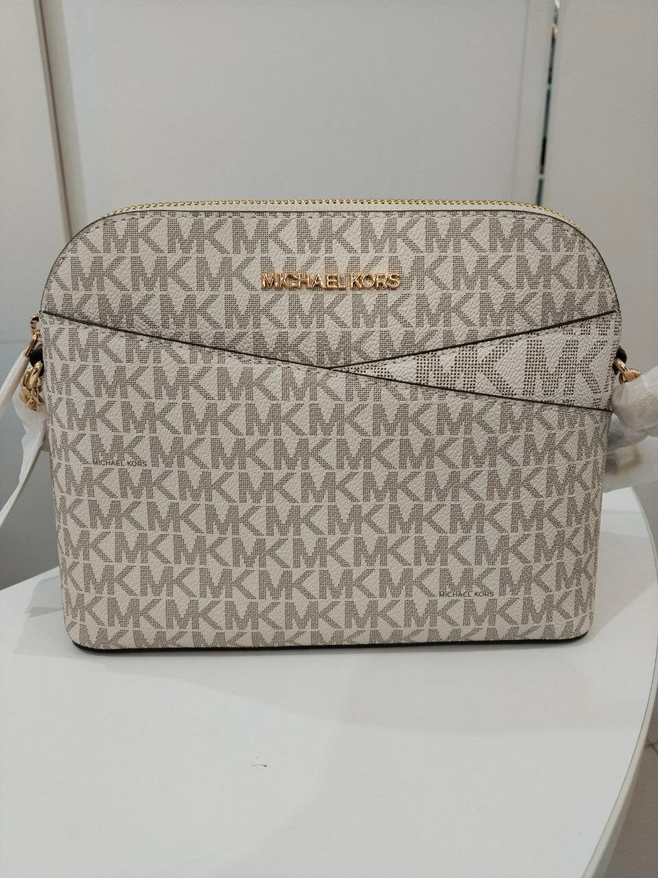 Сумка кросс-боди MICHAEL KORS Женская сумка парадная необычная кросс-боди ванильного цвета с золотой фурнитурой и цепочкой на ремне Michael Kors Logo Jet Set Travel Medium Logo Dome Crossbody Bag Vanilla 35F1GTVC6B 