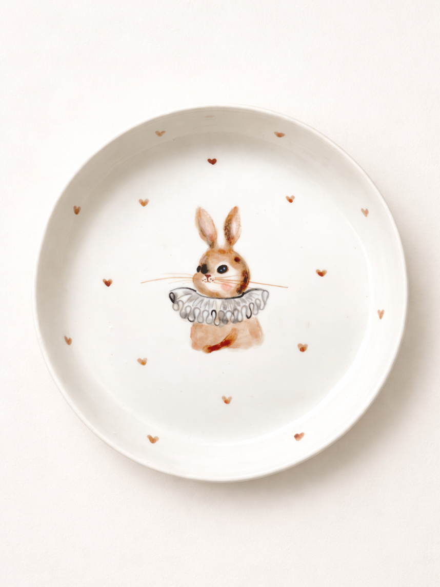 Тарелка ручной работы с бортиком Зайка в жабо с коричневыми сердечками, белая, фарфор, 19 см