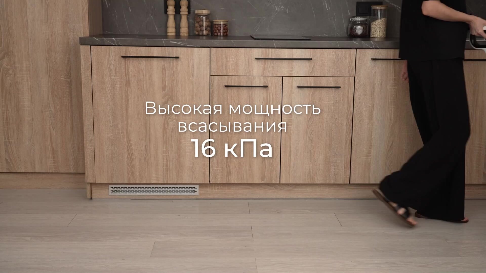 Беспроводной вертикальный пылесос REDMOND VH1312, сухая и влажная уборка, с УФ-лампой, белый — фото 1