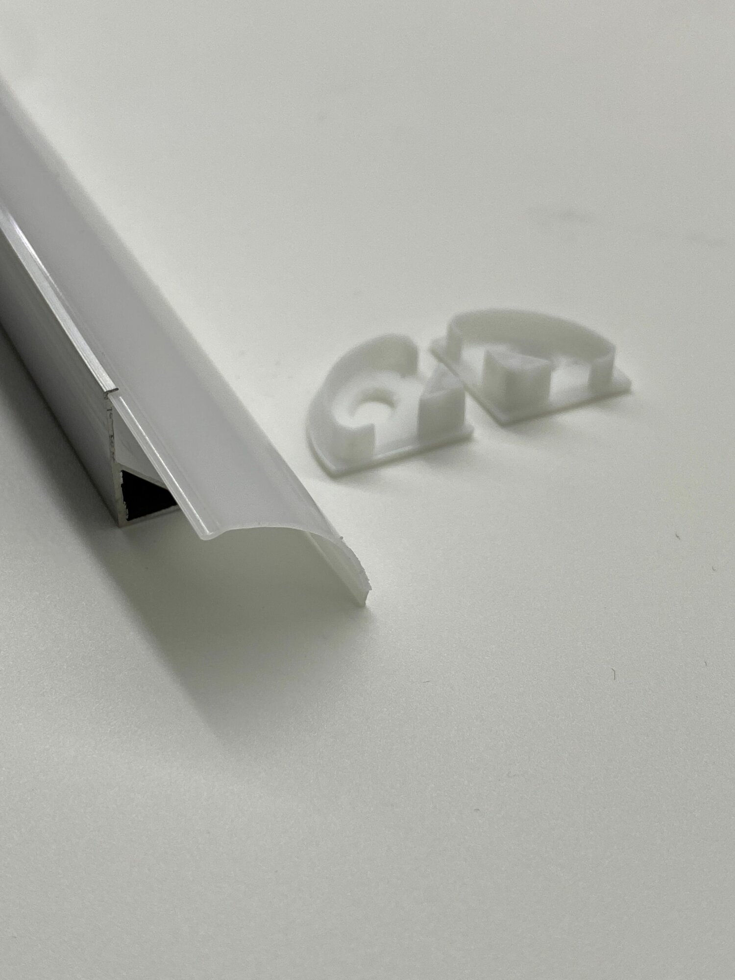 Алюминиевый профиль для светодиодной ленты угловой накладной 100 см 15 мм