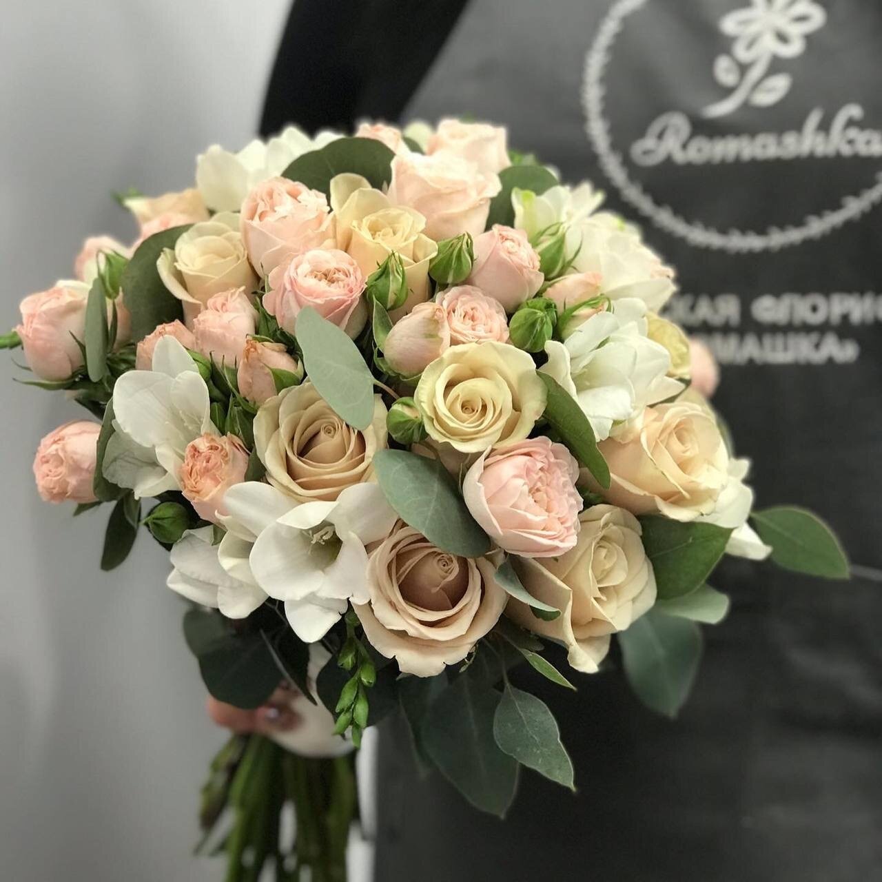 Букет невесты из роз и фрезий «Канада» - S (до 30 см)