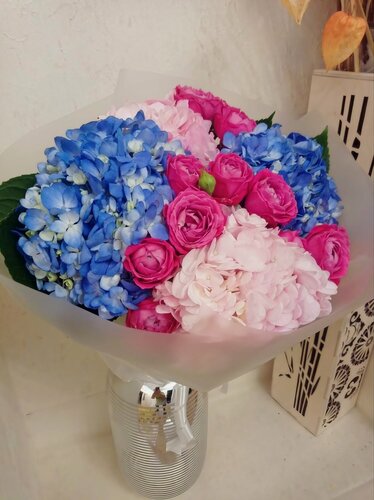 Изображение товара Букет из гортензий и пионовидных роз красивый букет премиум букет премиум цветы