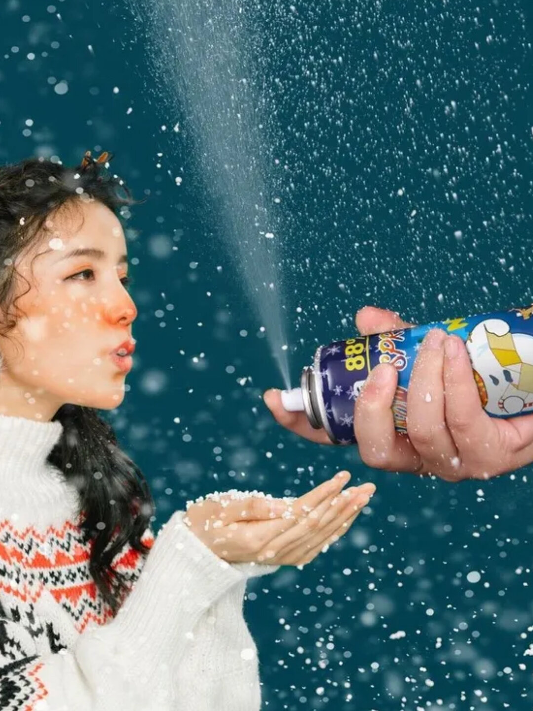 Вот перевод на русский: **"Спрей-искусственный снег в банке для новогоднего декора"** — фото 1