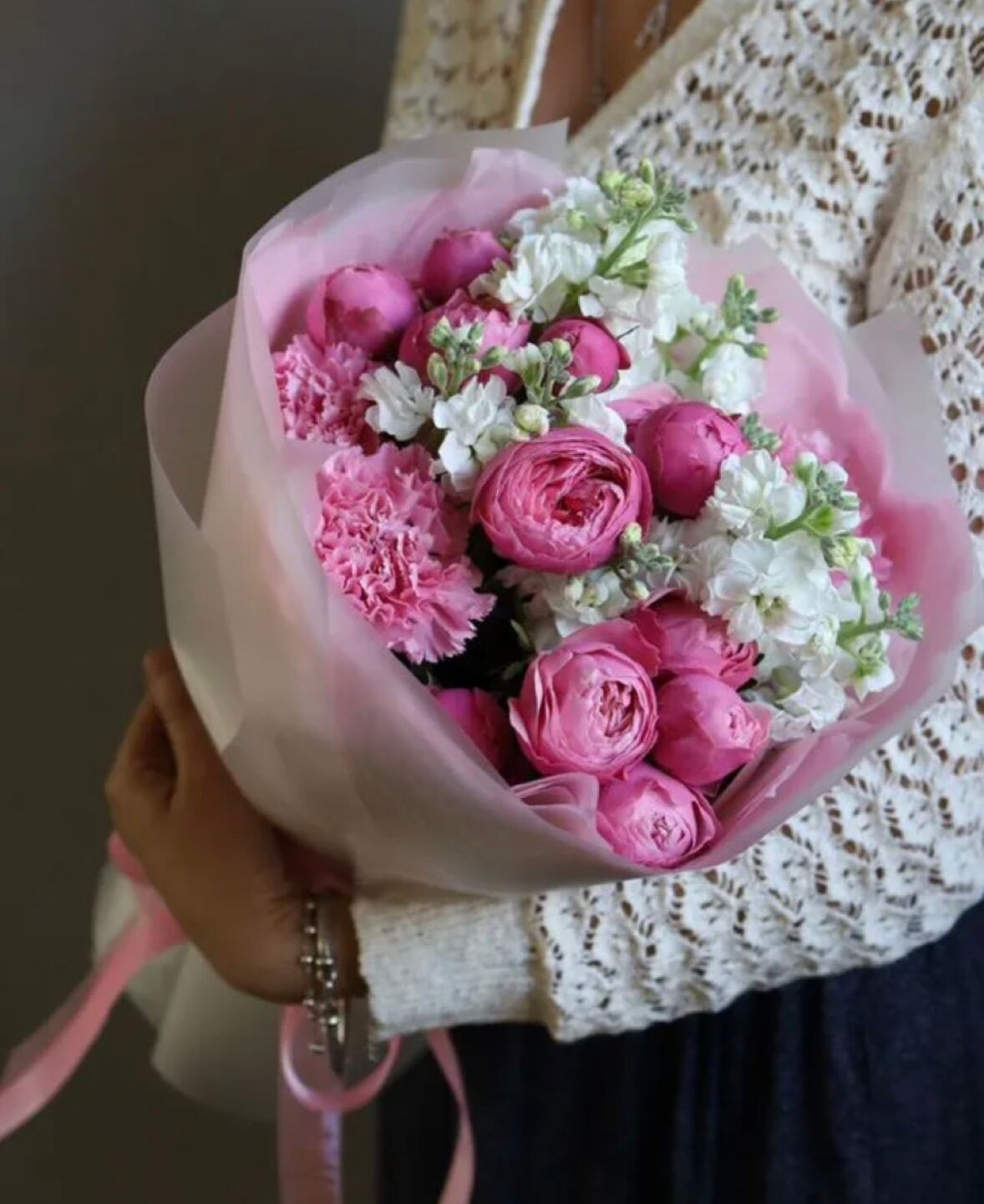 Букет кустовые пионовидные розы Сильва Пинк диантусы маттиола