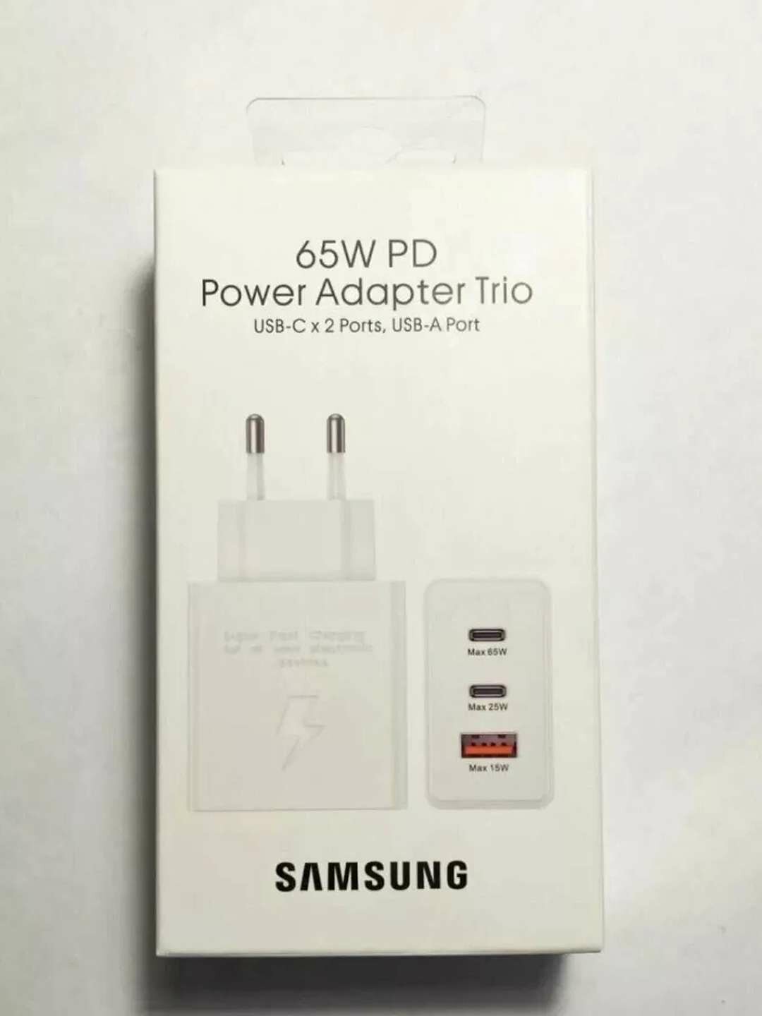 Сетевой зарядный адаптер с 3 портами USB-C PD 65W белого цвета для быстрой зарядки.