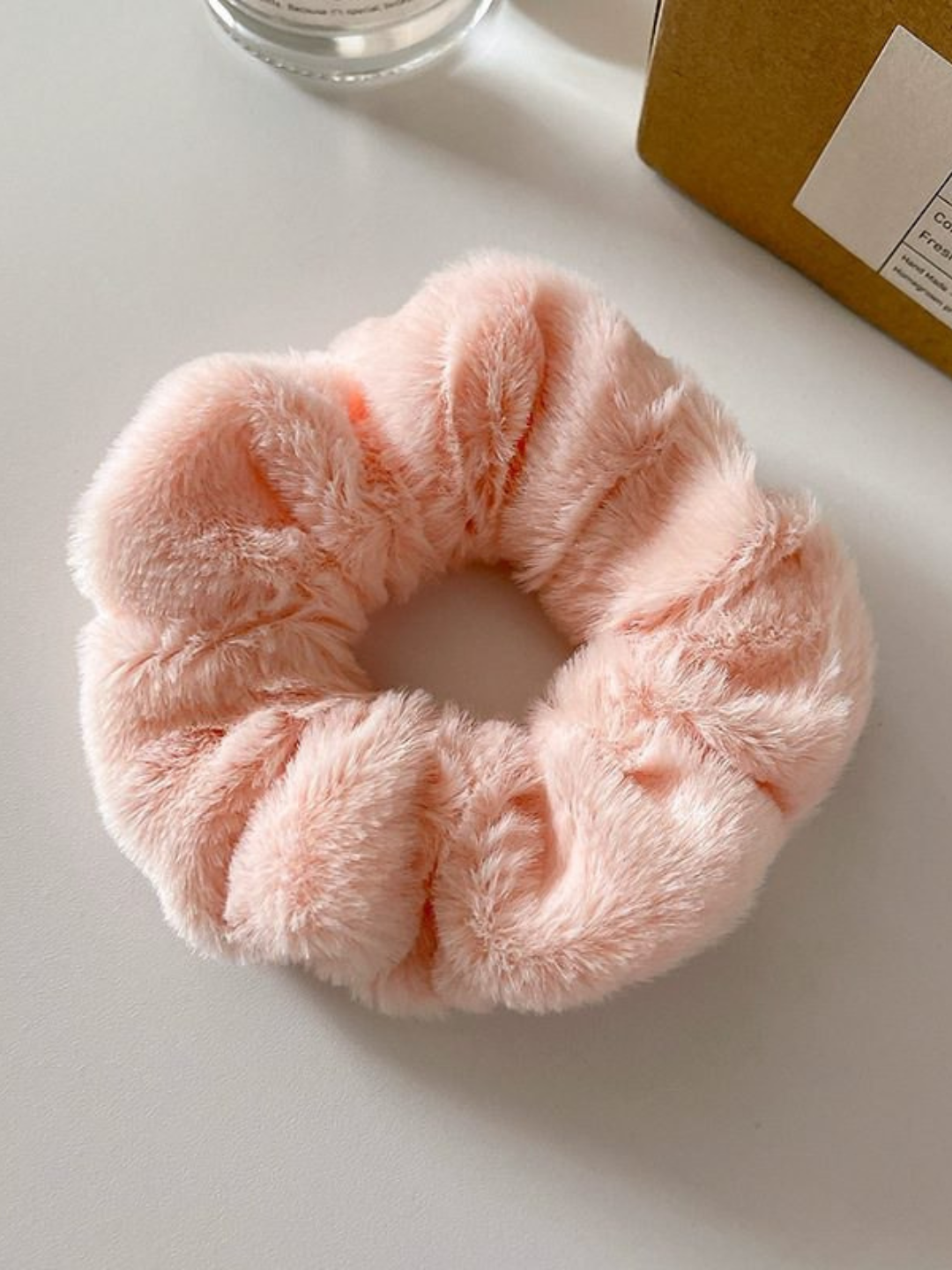 Мягкая структура резинки не травмирует волосы, не выдёргивает и не ломает их, не вызывает дискомфорта и головной боли