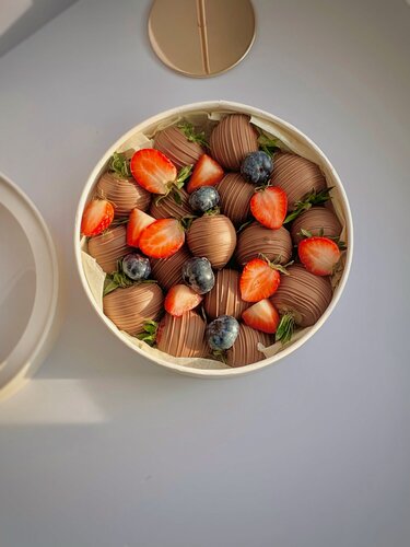 Изображение товара Набор клубники в шоколаде "С голубикой", в круглой коробке, 12-16 шт.