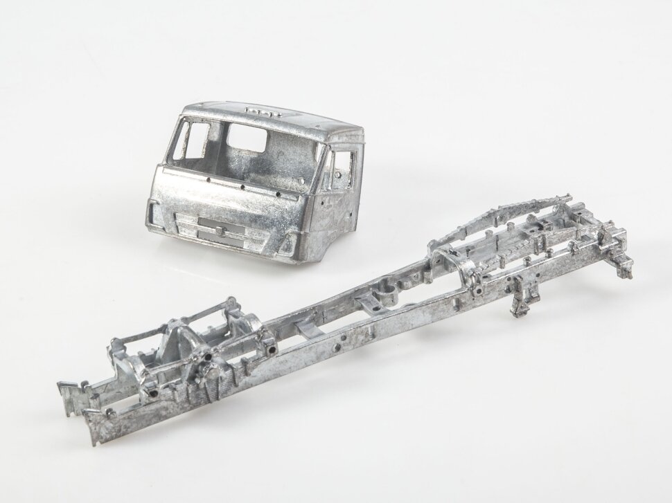 Сборная модель Самосвал KAMAZ-6520 рестайлинг (1/43) 1683AVD — фото 1