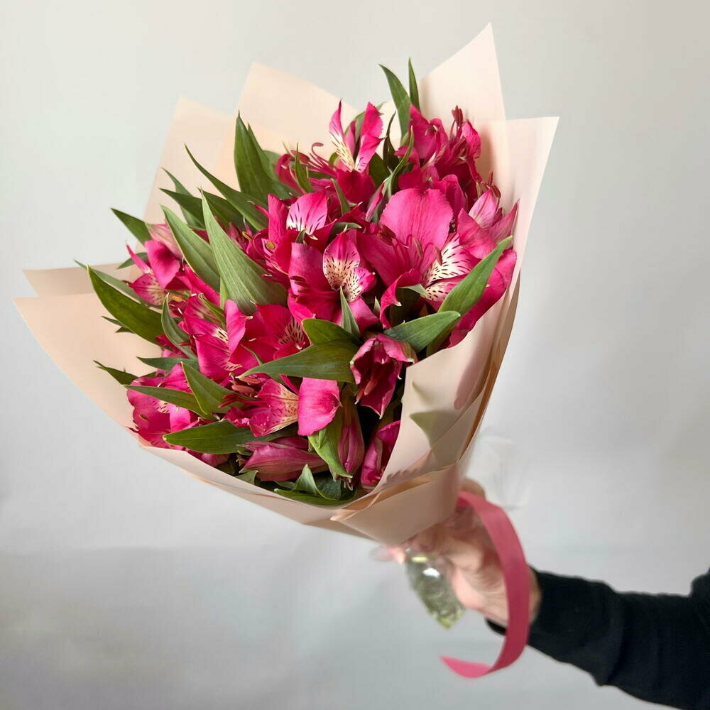Букет цветов альстромерии 9 шт розовые в дизайнерской упаковке