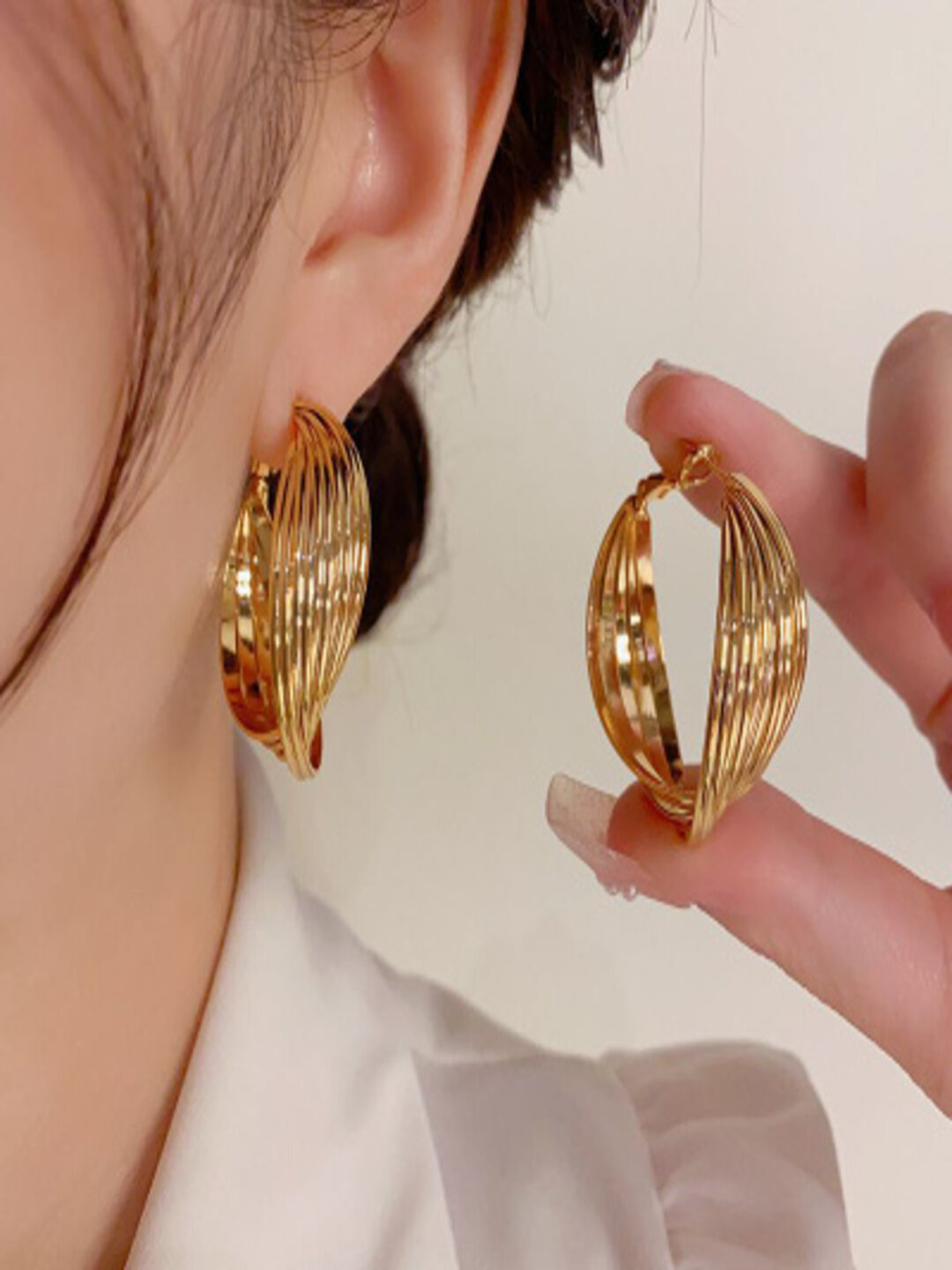 Серьги каффы, Swarovski Zirconia, размер 10 мм, бежевый в золоте