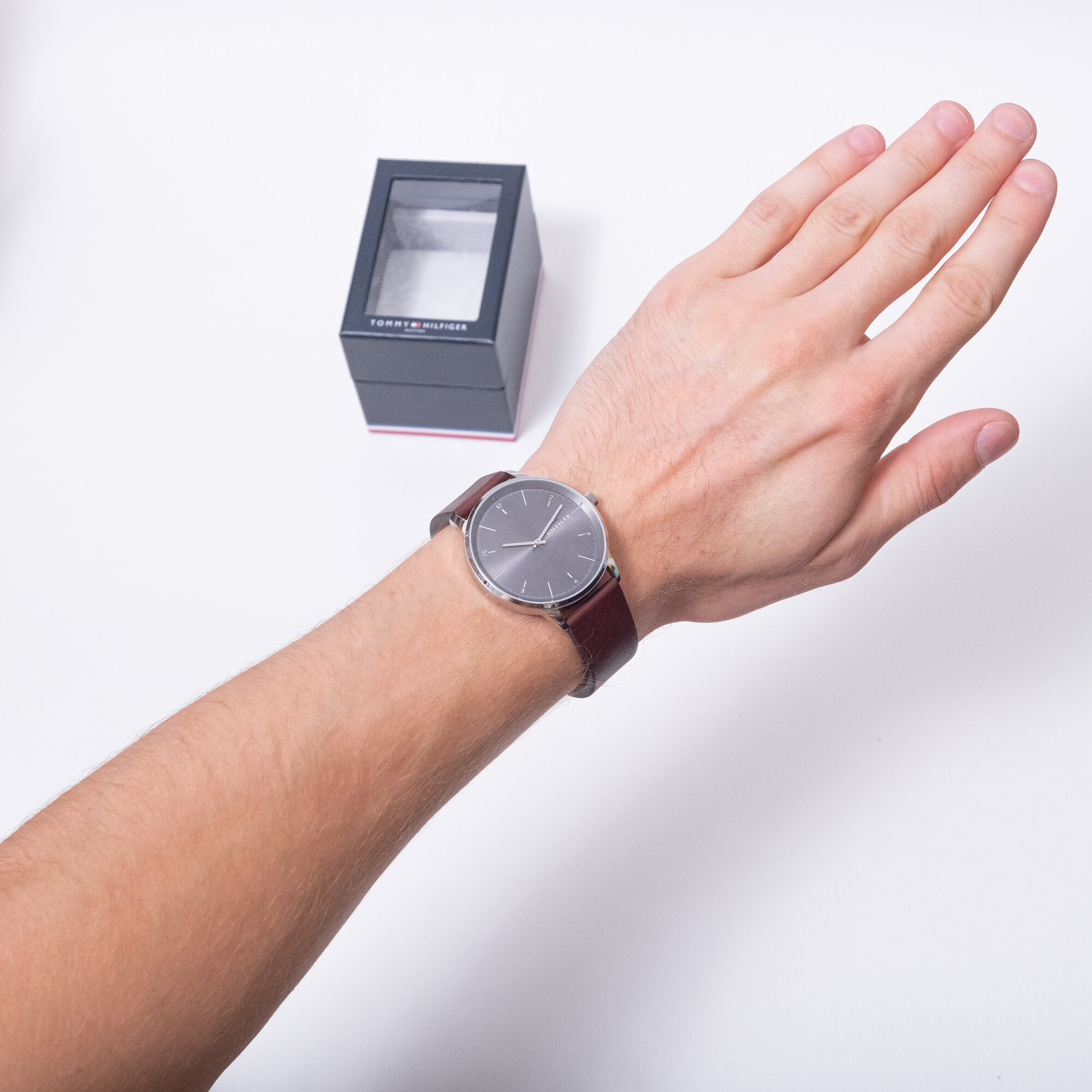 Наручные часы TOMMY HILFIGER, коричневый/серый — фото 1