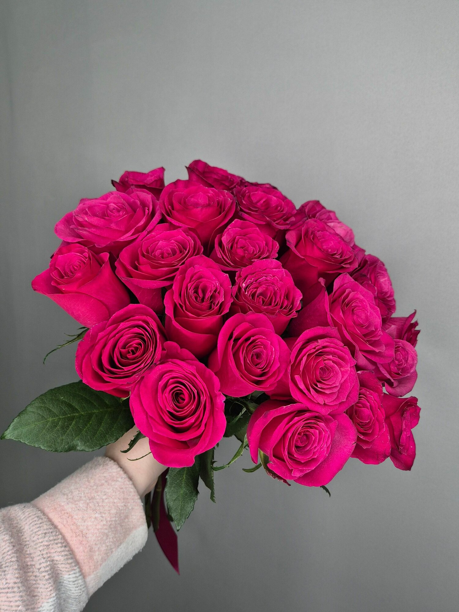 Букет "Малиново-вишнёвые розы" под ленту 17 роз высота 40 см