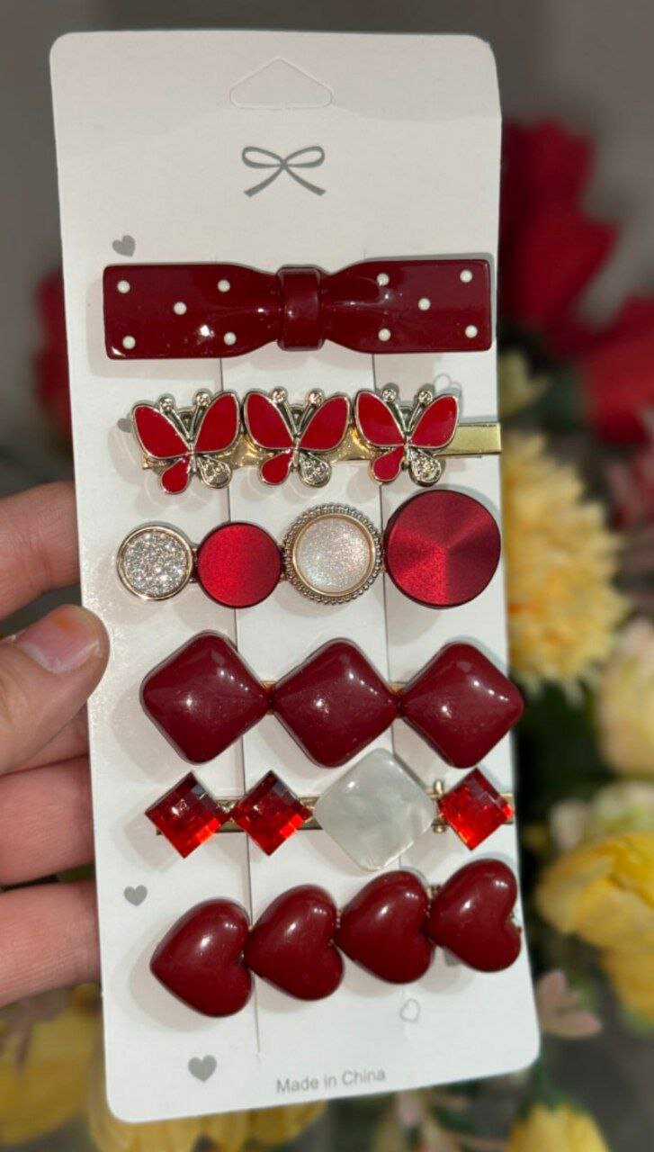 Модные заколки с цветочным декором Эти заколки выполнены из прочного пластика и украшены элегантными цветами.