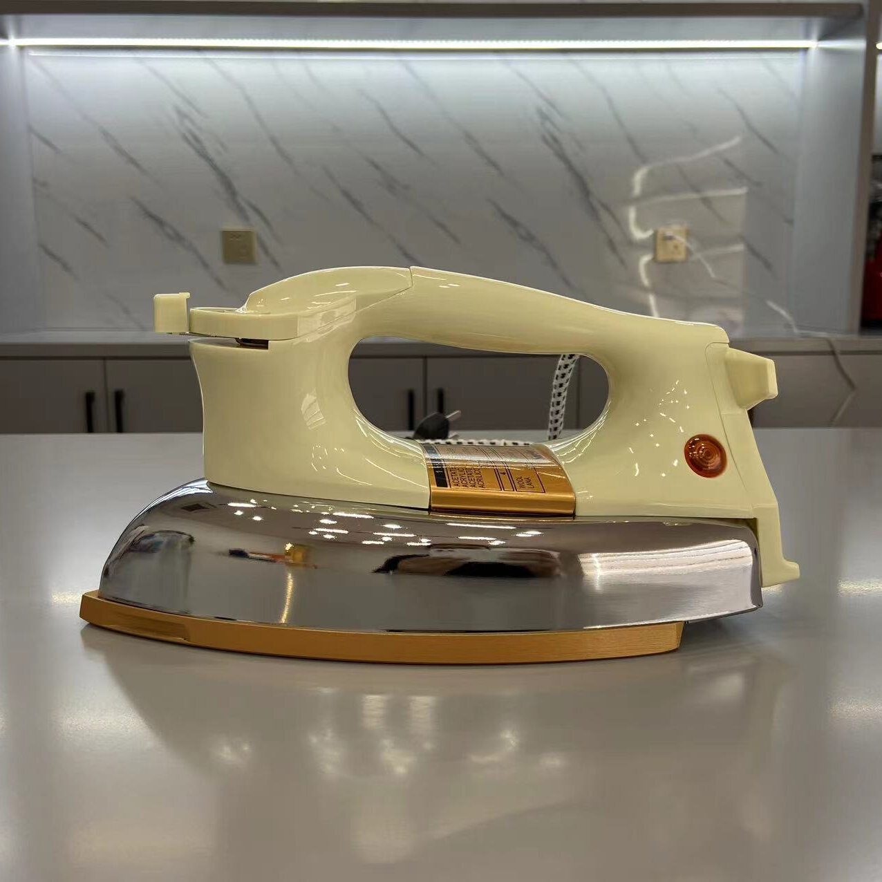 Профессиональный паровой утюг Sonifer SF-8041 с высокой мощностью и эффективной системой подачи пара — фото 1