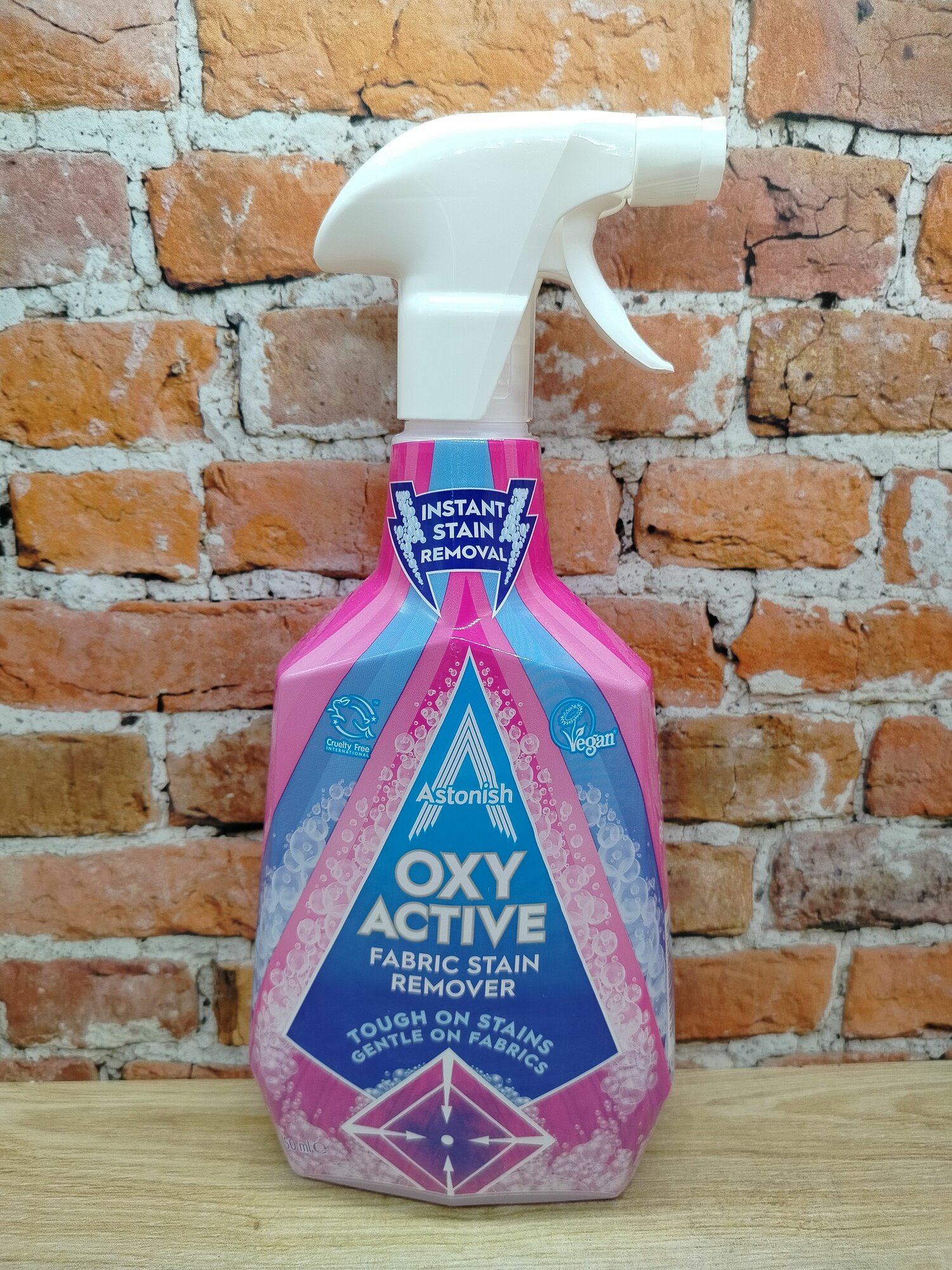 Astonish Oxy Active Stain Remover Активный спрей-пятновыводитель универсальный 750 мл