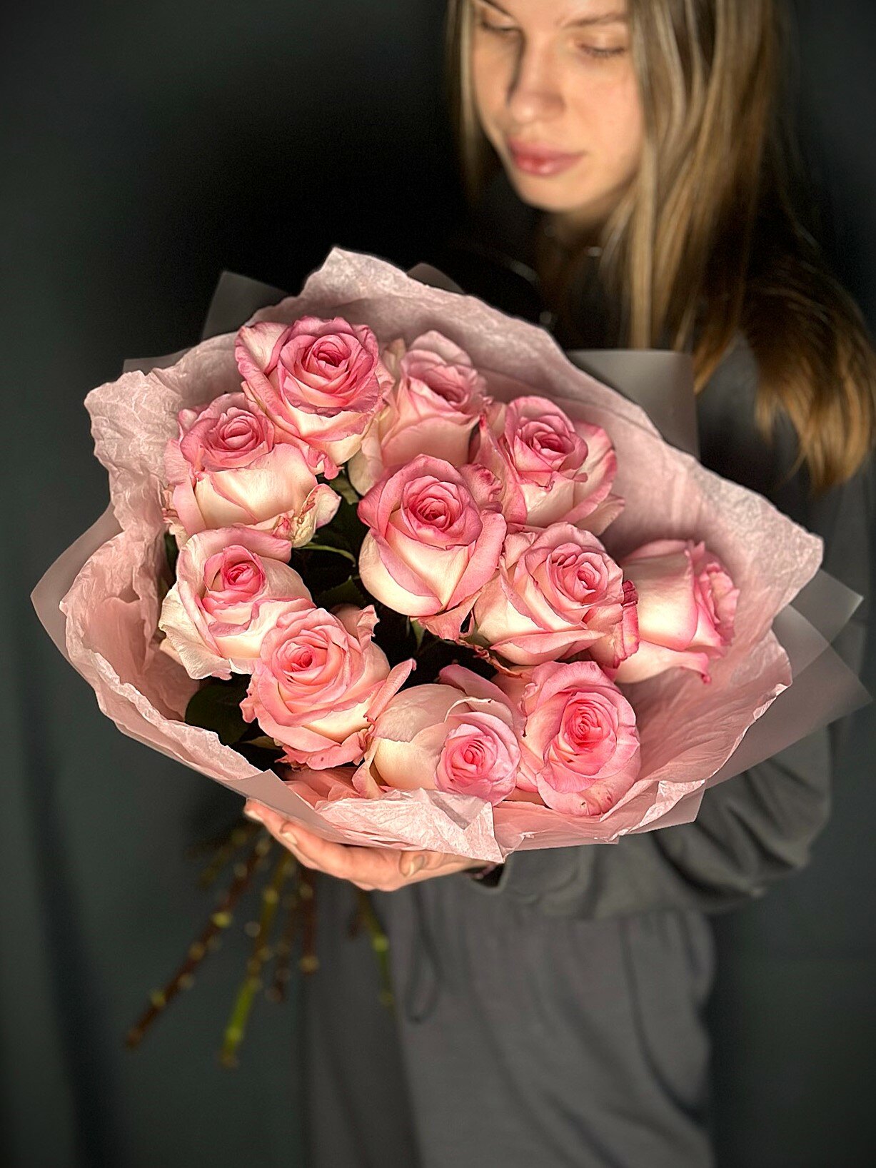 Моно букет розовые розы Эквадоп 11 штук. В дизайнерской упаковке.