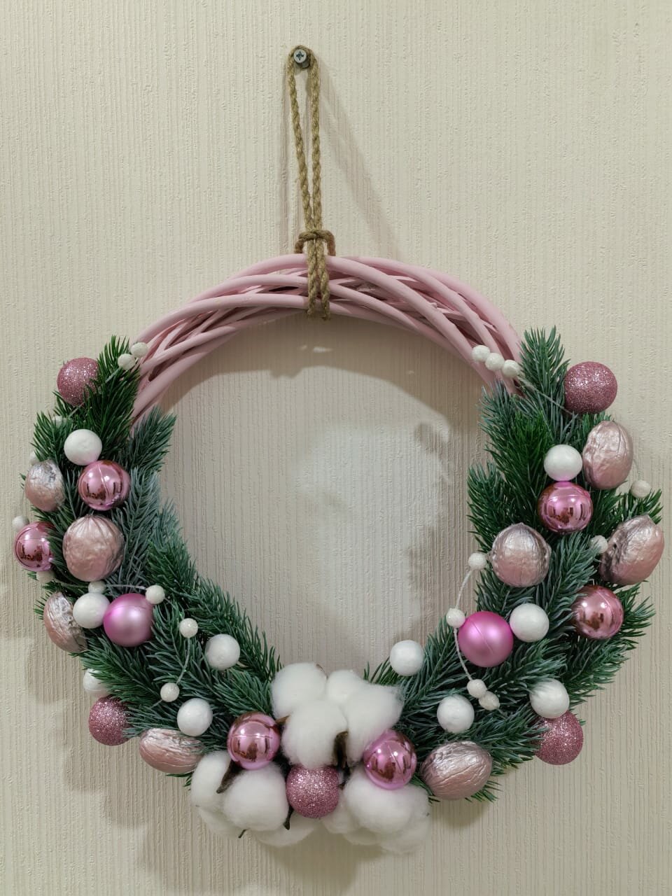 Венок новогодний на лозе 35 см розовый-белый
