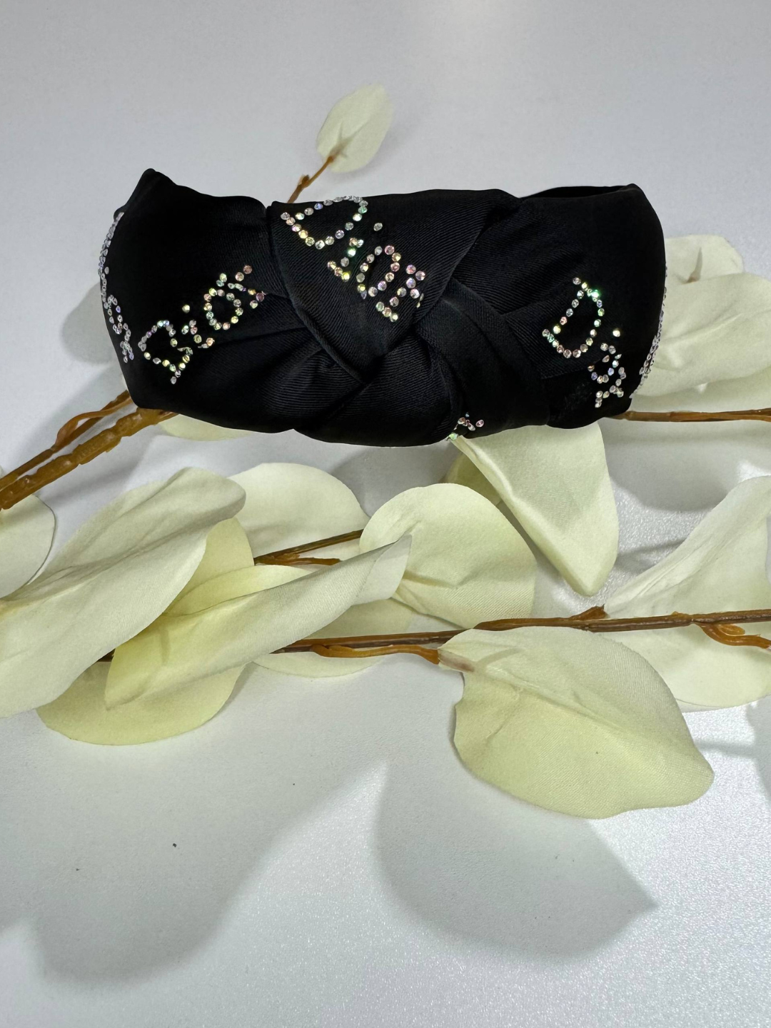 Элегантный женский атласный ободок с декоративным блеском — универсальный аксессуар для волос