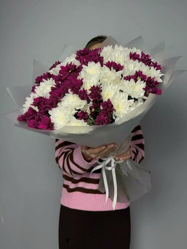 Изображение товара FRESH FLORA Фиолетовый туман – большой букет из белых и фиолетовых хризантем с доставкой