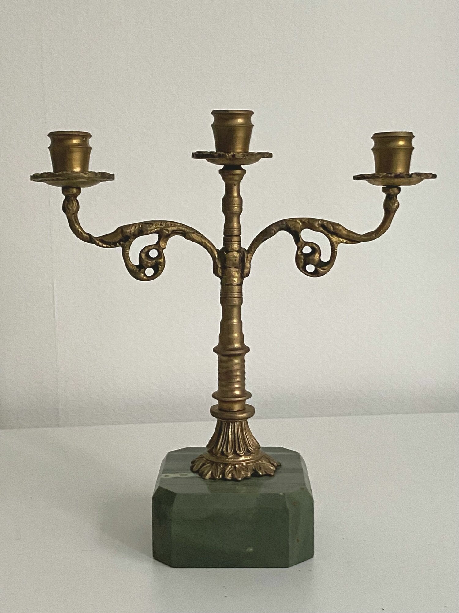 Подсвечник 3-х рожковый. Латунь. Постамент-камень. СССР. Высота: 25.5 см. Вес: 1560 грамм.