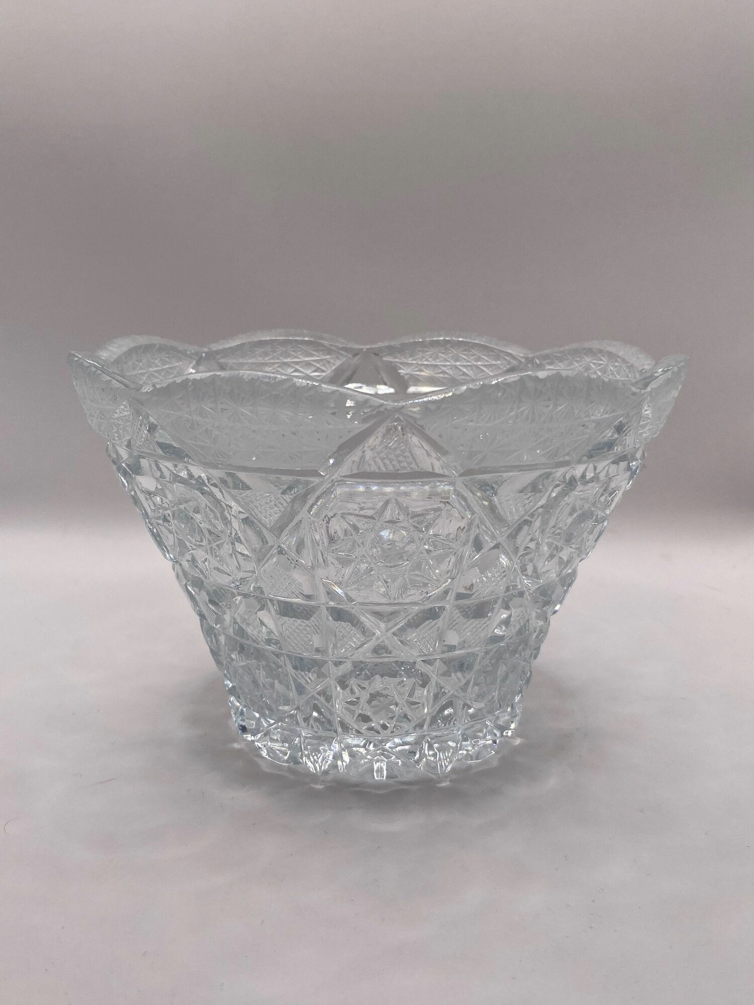 Конфетница "Восьмиконечная звезда" Хрусталь. СССР. Алмазная резка. Диаметр: 16.5 см. Высота: 11 см.