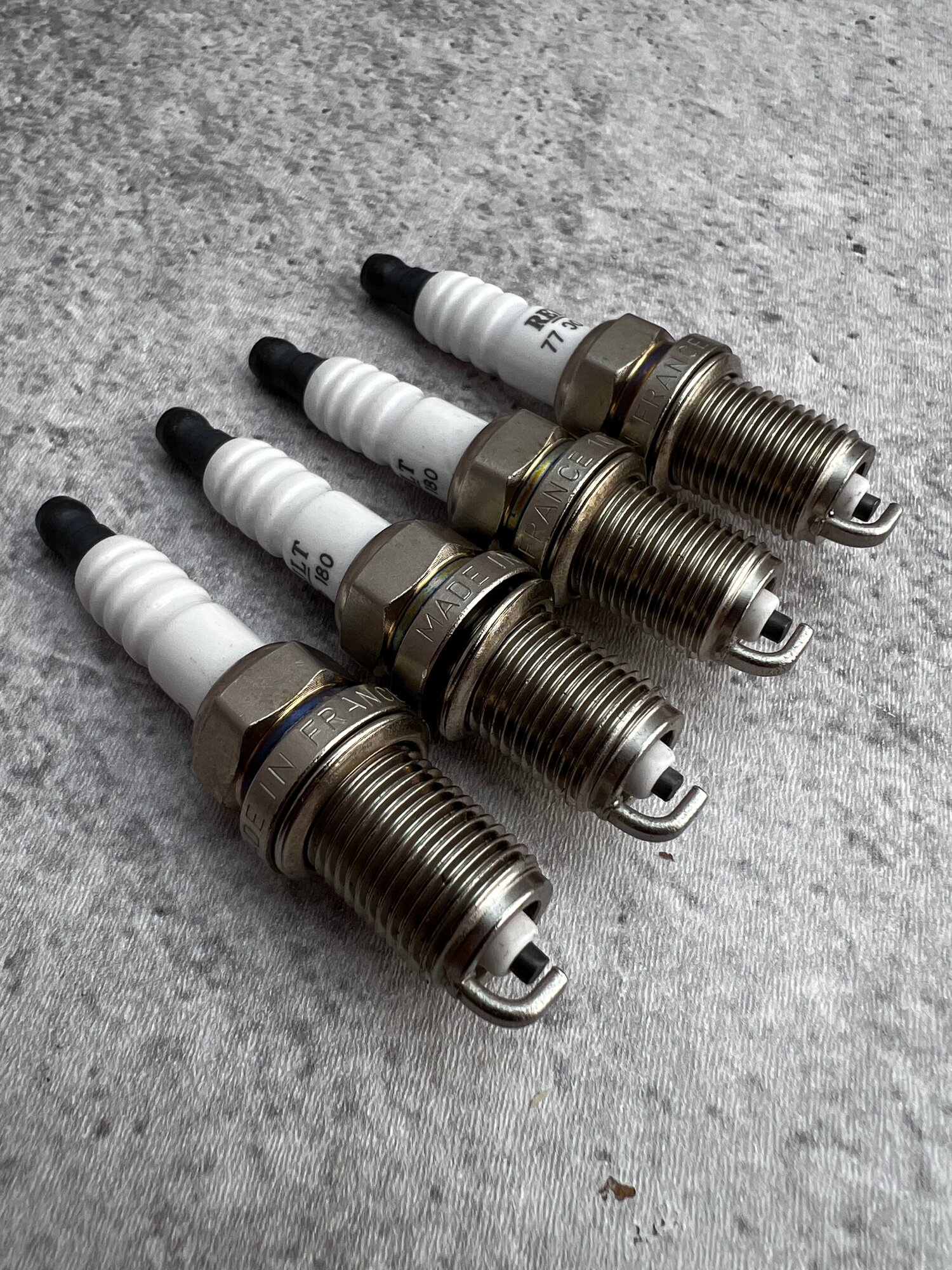 Свечи зажигания комплект, 4 шт. RENAULT 7700500180 (новый тип, вместо 7700500155) . Renault Captur Clio Duster Kangoo Fluence Megane Laguna Logan Safrane Scenic Symbol Twingo. 1 электрод — фото 1