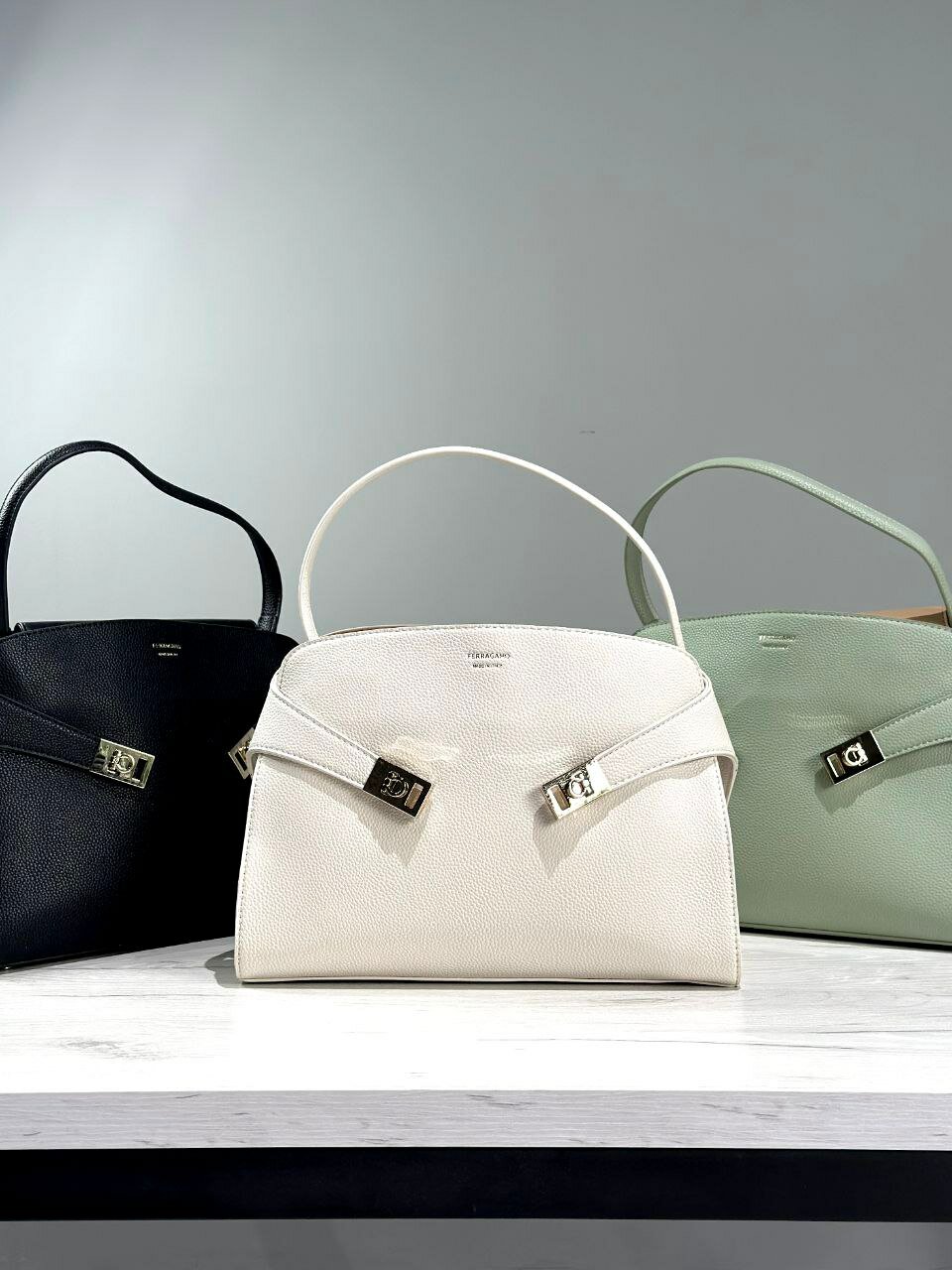 Сумка саквояж Salvatore Ferragamo Сумка женская Ferragamo, фактура зернистая, молочный — фото 1