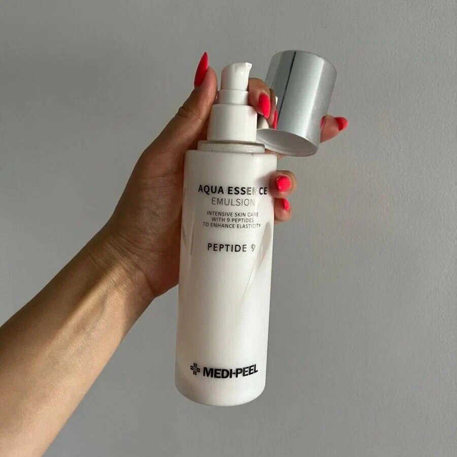 Питательная эмульсия с легкой текстурой MEDI PEEL Peptide 9 Aqua Essence Emulsion — фото 1
