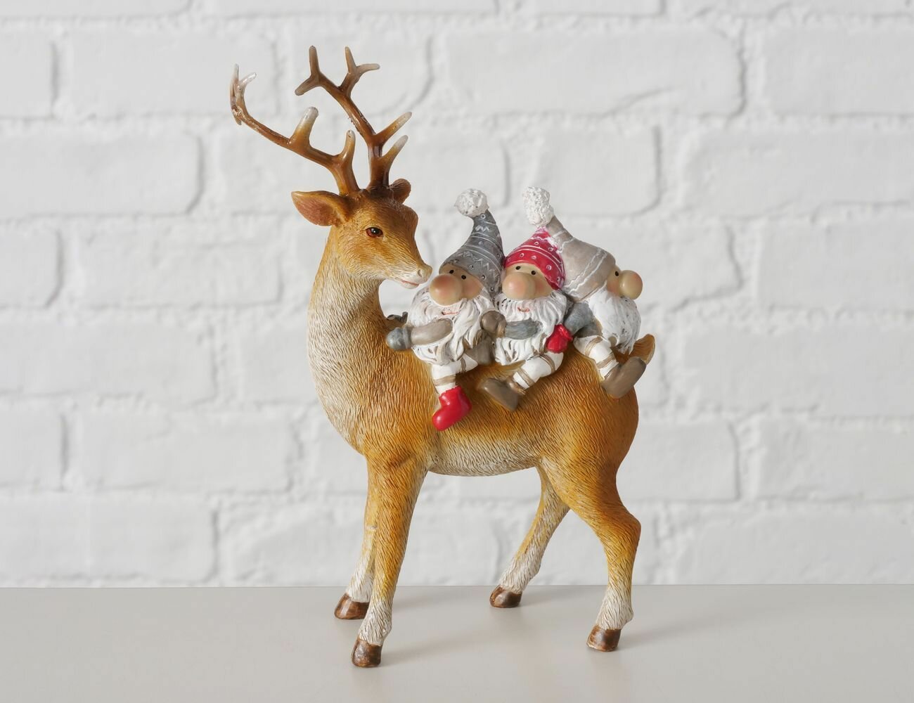 Декоративная фигура олень фолино И ТРИ гнома полистоун 16 см Boltze 2051236-2
