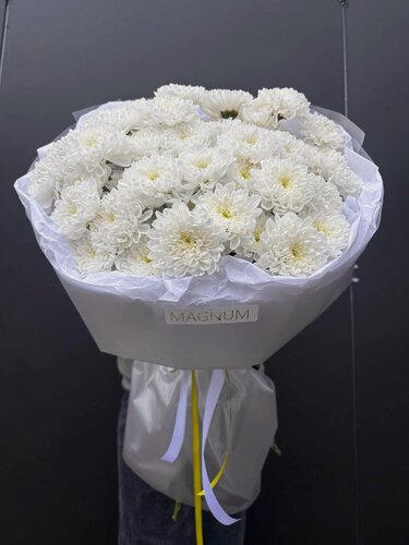 Изображение товара Букет из 9 белых хризантем в стильной упаковки от Story Flowers