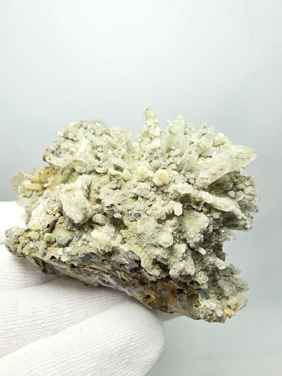 Друза кварца с кальцитом и пиритом 93 мм, 250 г. — фото 1