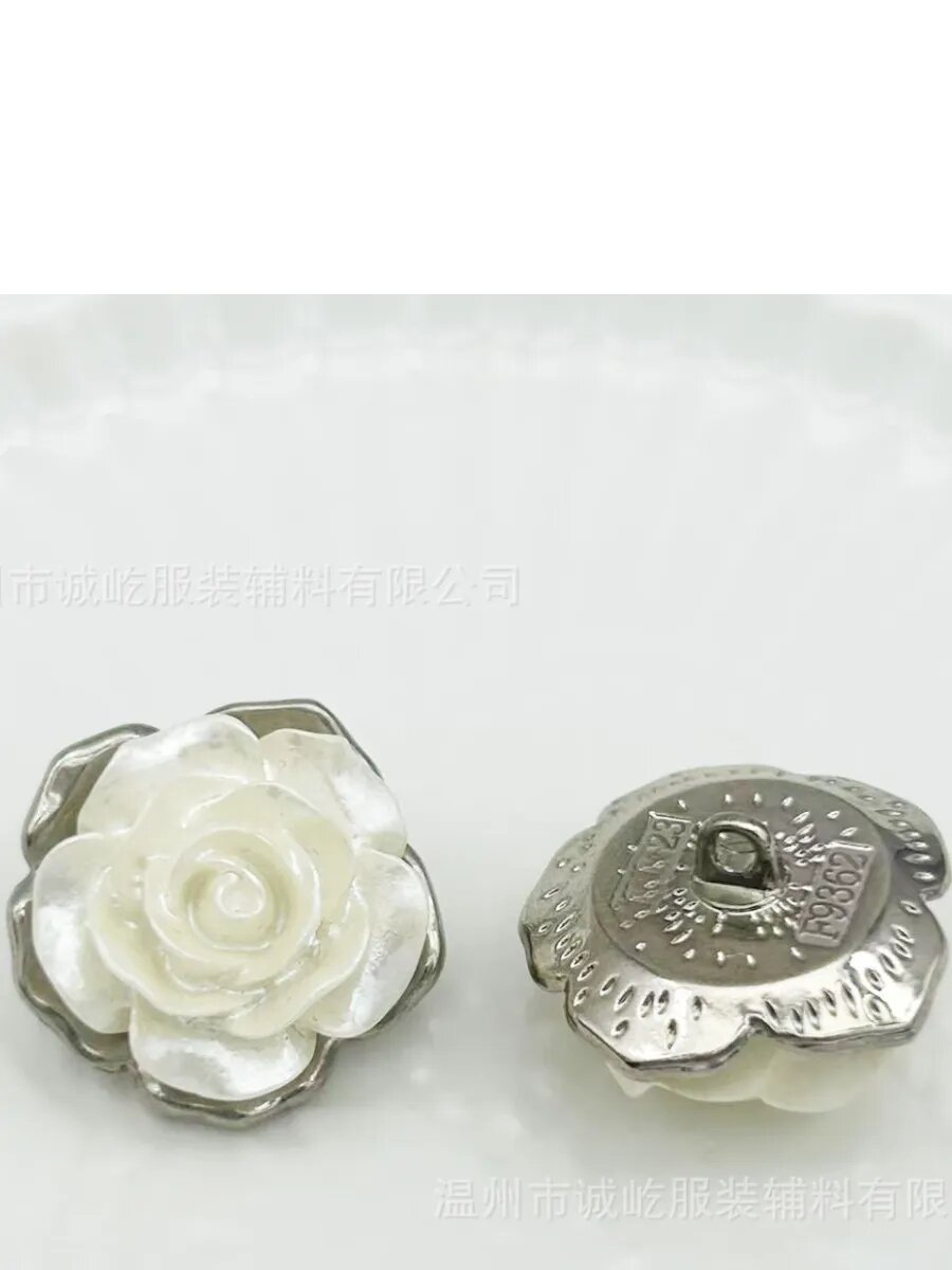 Белые пуговицы - цветок, набор из 3 шт. — фото 1