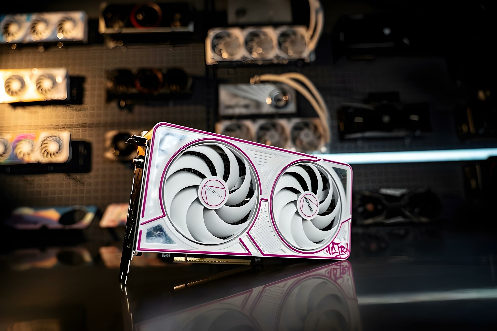 Видеокарта Colorful iGame GeForce RTX 5060 Ultra W DUO OC, двухкулерная для мини ПК, белая