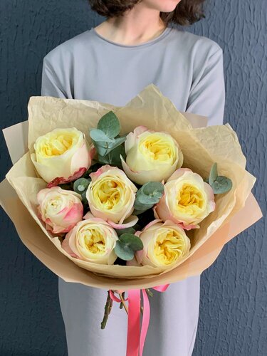 Изображение товара Букет живых цветов из пионовидной розы и ароматного эвкалипта,7 шт в дизайнерской упаковке.