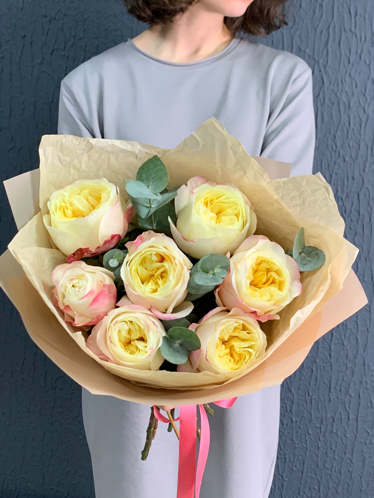 Букет живых цветов из пионовидной розы и ароматного эвкалипта7 шт в дизайнерской упаковке.