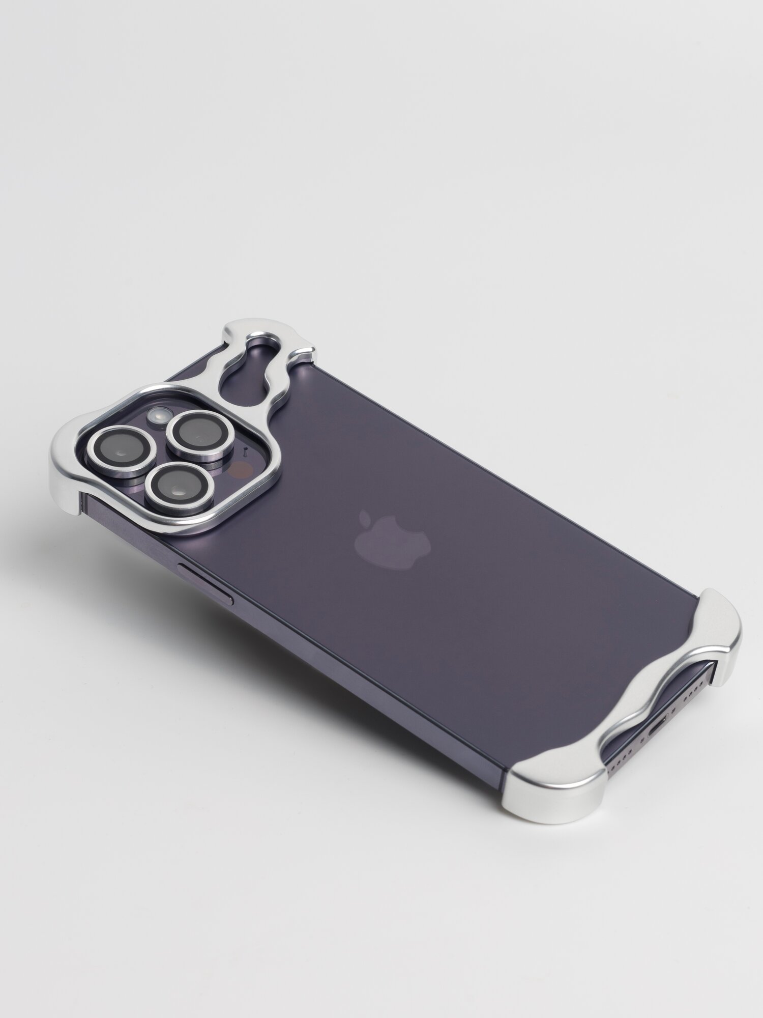 Чехол на iPhone 15 Pro металлический с защитой камеры и поддержкой беспроводной зарядки — фото 1