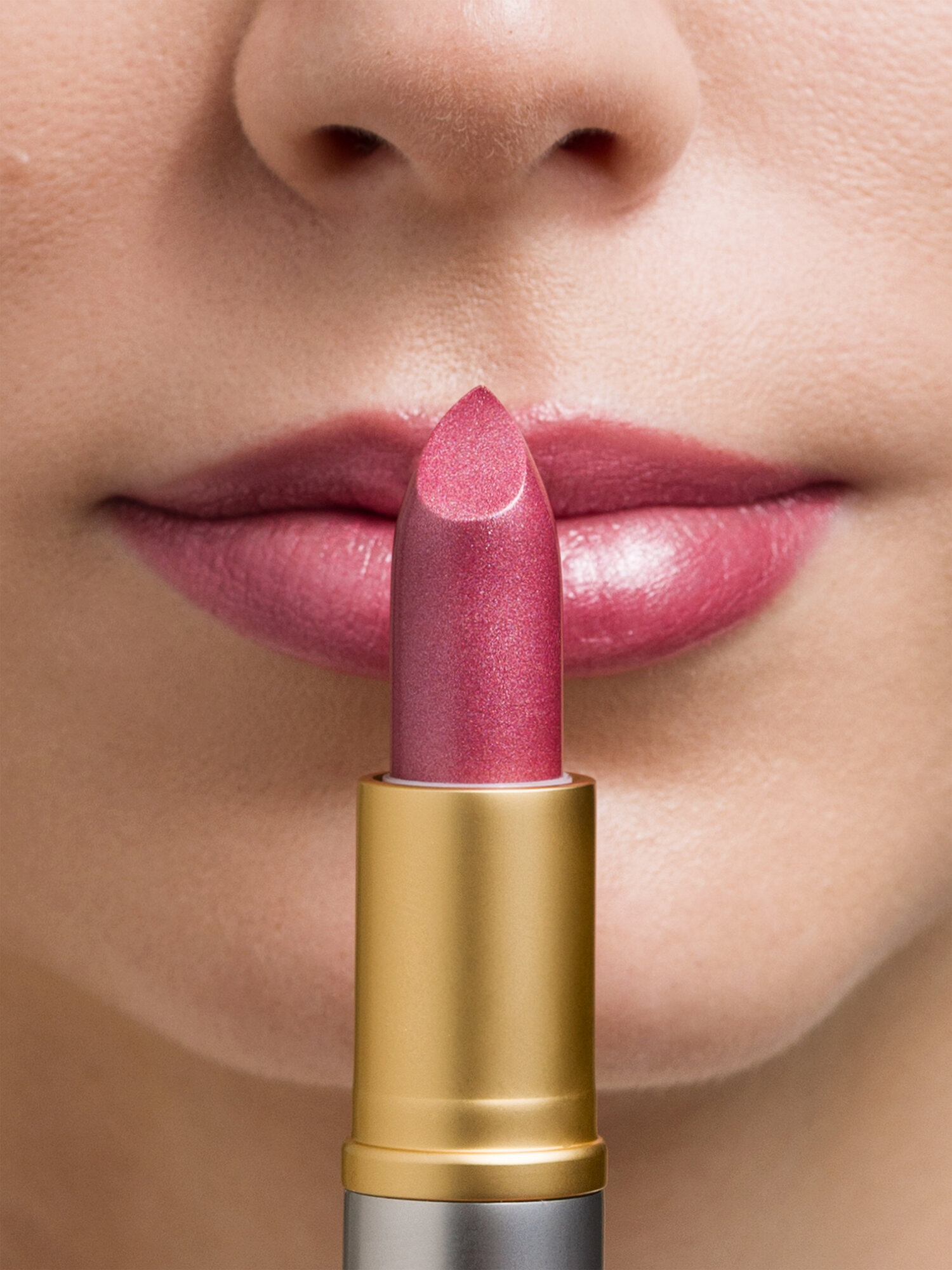 Увлажняющая губная помада Revolline, вишня (бургунди), кремовая текстура, перламутр — фото 1