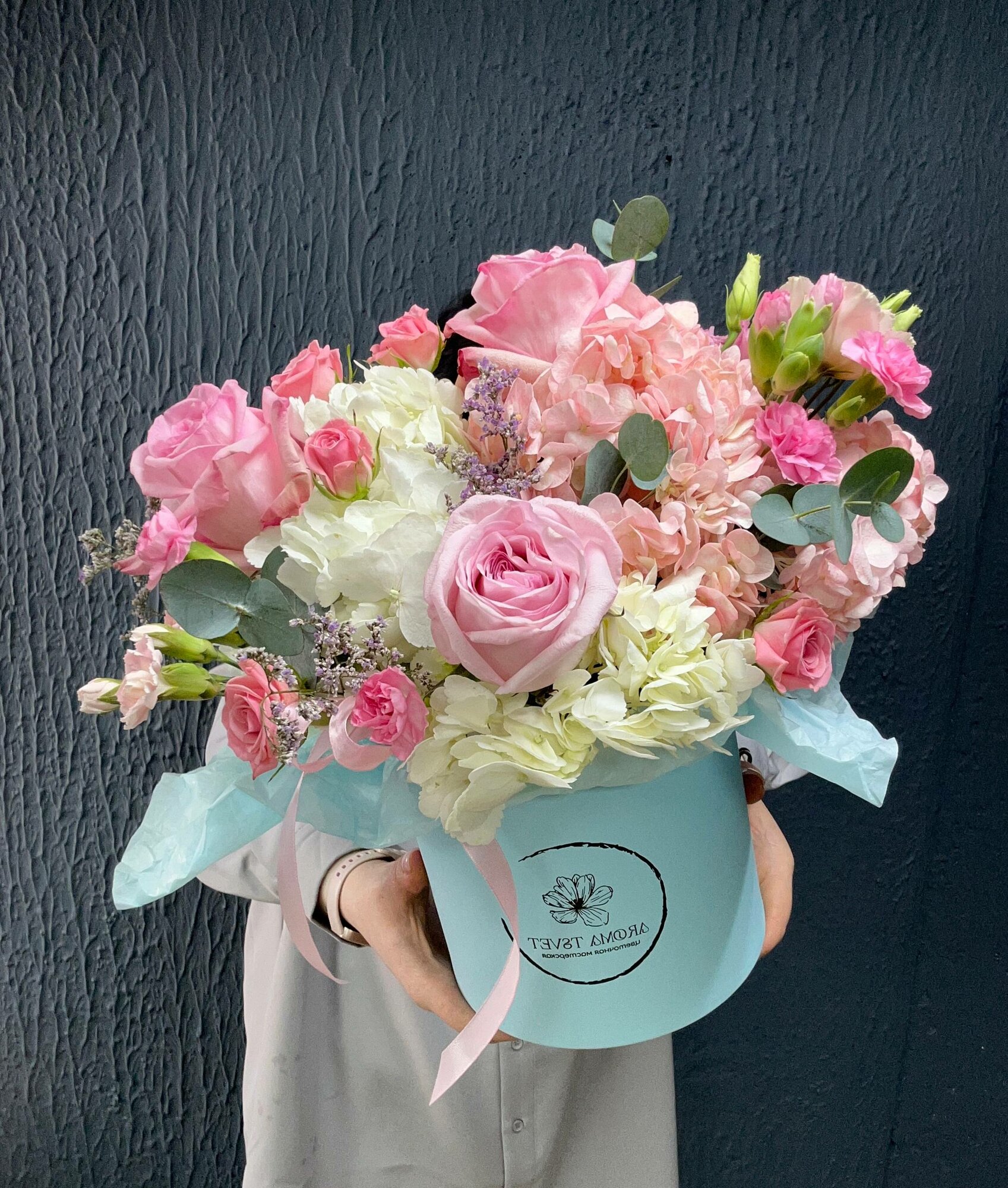 Букет живых цветов в коробке из гортензии ароматной розы эустомы гвоздики и эвкалипта.