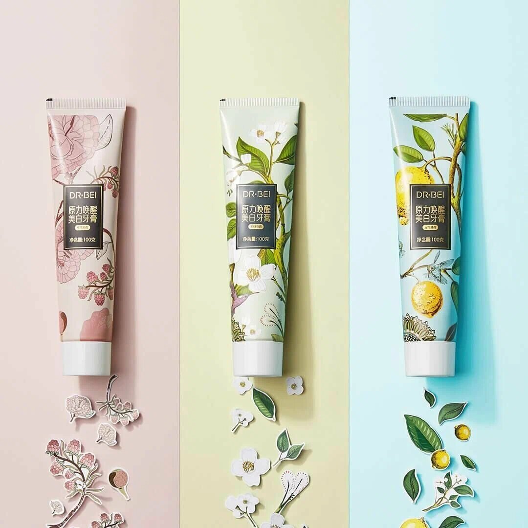 Доктор демонстрирует применение зубной пасты Dr. Bei с ирригатором на примере пациента