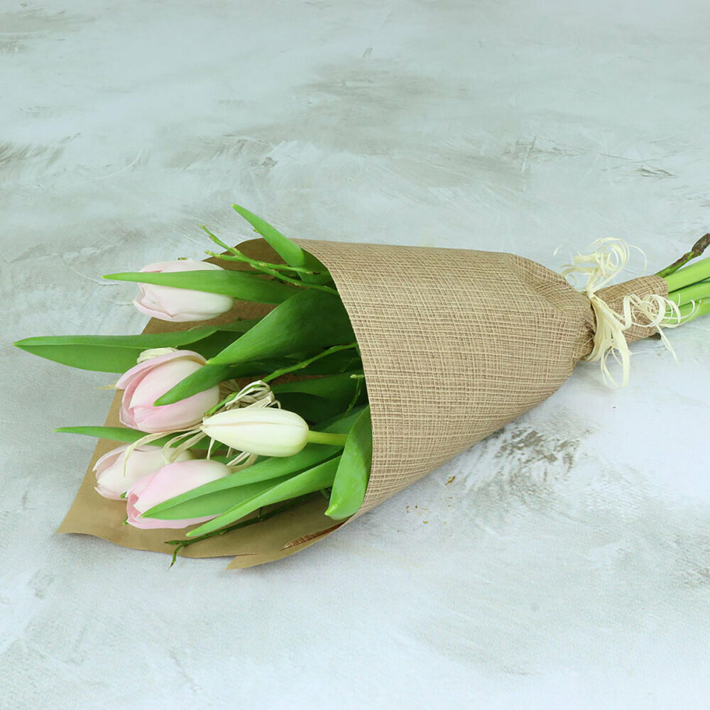 Монобукет Букет Маркет тюльпаны 5 цветов высота 35см крафт-бумага