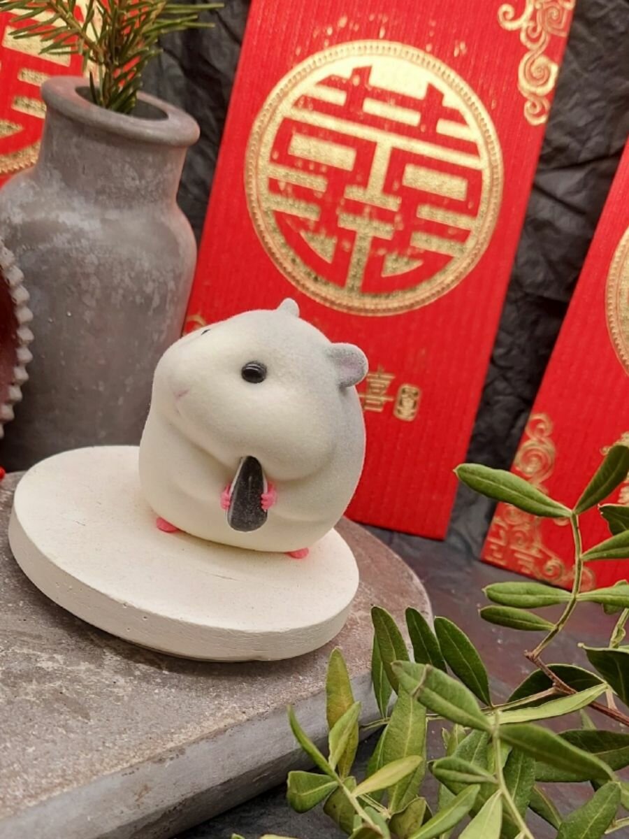 Фигурка милого хомячка с семечкой украшения для автомобиля, дома, рабочего стола — фото 1