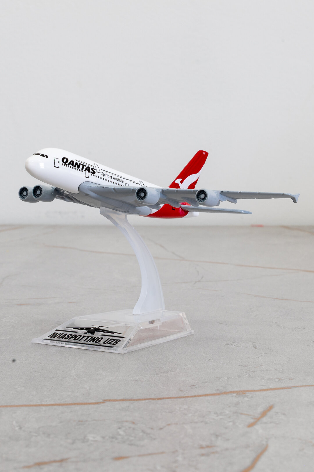 Коллекционная модель самолёта Airbus A380 авиакомпании Qantas, в цветах ливреи авиакомпании. Длина 14 см. Металл + пластик. Шасси нет. Можно использовать на подставке. Не игрушка, 14+.
