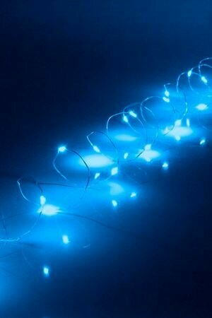 Светодиодная гирлянда роса 3 м 30 синих белых LED-огней серебряная проволока батарейки IP20 Serpantin 183-0200