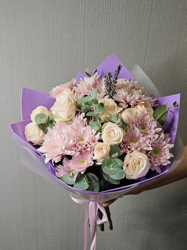 Изображение товара Букет из кустовой пионовидной розы, пастельной кустовой хризантемы, цветочек лаванды и эвкалипта "Лавандовый ветер"