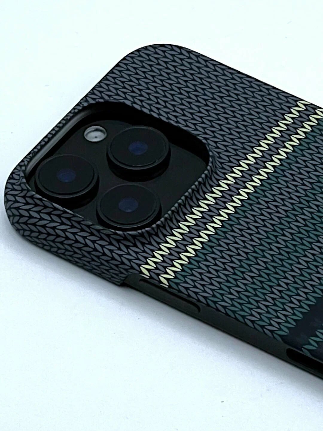 Прочный поликарбонатный чехол с карбоновой текстурой для iPhone классического дизайна — фото 1